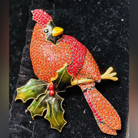 VINTAGE JOAN RIVERS CARDINAL PIN BROOCH RED PAVÉ CRYSTALS & ENAMEL CLASSICS - Picture 1 of 3